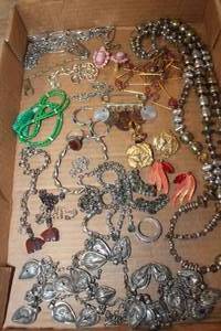 lot 4390 image: Misc. Jewelry