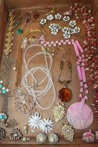 lot 4392 image: Misc. Jewelry