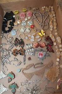 lot 4394 image: Misc. Jewelry