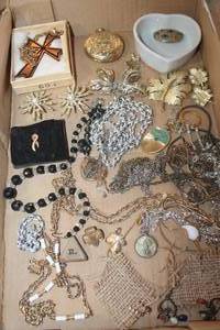 lot 4395 image: Misc. Jewelry