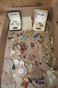 lot 4396 image: Misc. Jewelry