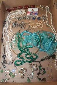 lot 4403 image: Misc. Jewelry