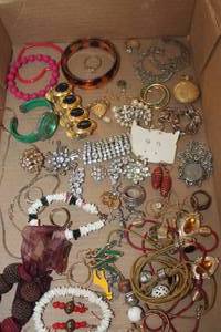 lot 4404 image: Misc. Jewelry