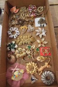 lot 4411 image: Vintage Brooches