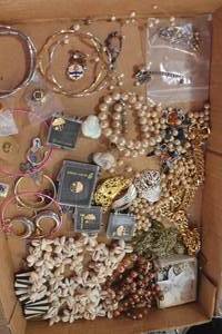 lot 4412 image: Misc. Jewelry