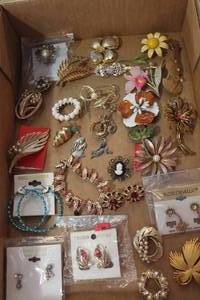 lot 4413 image: Vintage Brooches and More