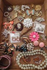 lot 4416 image: Misc. Jewelry