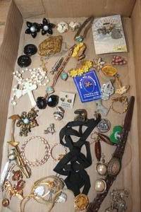 lot 4418 image: Misc. Jewelry