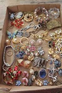 lot 4421 image: Misc. Jewelry