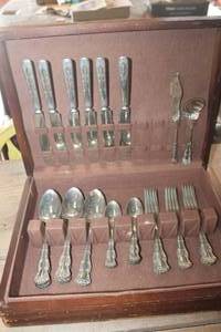 lot 4427 image: Vintage Silverware in Wood Storage Box