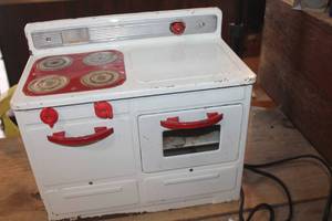 lot 4449 image: Vintage Childs Toy Stove untested
