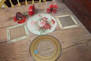 lot 4454 image: Vintage Glass Frames and Metal Dcor Flowers
