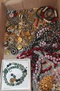 lot 4475 image: Misc. Jewelry