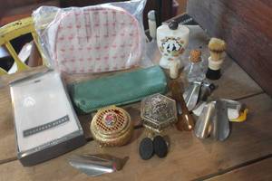 lot 4479 image: Vintage Jewelry Boxes, Shoe Horns and More