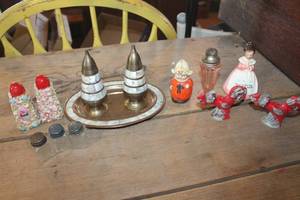 lot 4485 image: Vintage Salt and Pepper Shakers