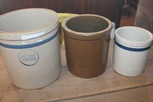 lot 4497 image: Vtg. 1 Gallon Blue Band Crock and More