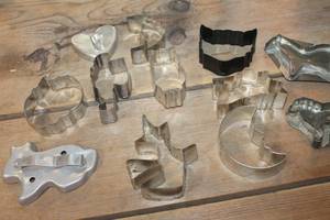 lot 4500 image: Vintage Cookie Cutters