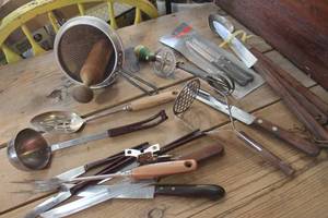 lot 4512 image: Vintage Cone Strainer, Wooden Pestle and More