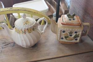 lot 4520 image: 2 Vintage Teapots