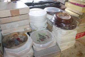 lot 4523 image: LARGE Lot of Dcor Plates, Christmas, Norman Rockwell & More