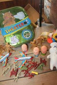 lot 4527 image: Vintage Army Men, Fisher Price Bee and More