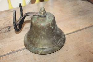 lot 4565 image: Vintage Horseshoe Dinner Bell