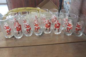 lot 4566 image: Santa Coca-Cola Glasses needs cleaning