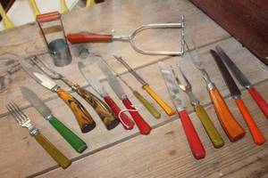 lot 4569 image: Vintage Bakelite Handled Serving Knives & More