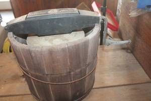 lot 4573 image: Vintage Handcrank Ice Cream Freezer