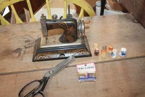 lot 4580 image: Vintage Metal Small Sewing Machine untested & More