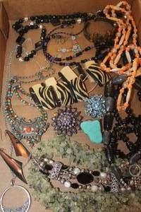 lot 4581 image: Misc. Jewelry