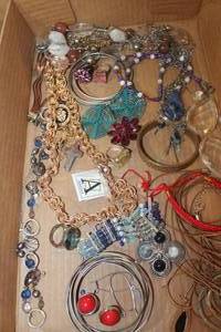 lot 4583 image: Misc. Jewelry
