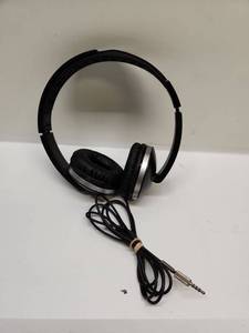 lot 9 image: Black Over-Ear Headphones with 3.5mm Jack Cable