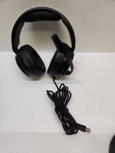 lot 10 image: Model 172 Wired Gaming Headset with USB Cable and Microphone