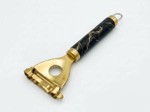 lot 64073 image: AK Kitchen Tool Corn Shaver Thresher