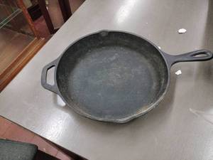 lot 25862 image: Cast Iron Skillet Set with Long Handles