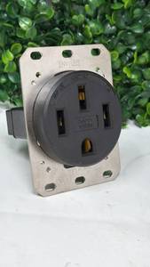 lot 106 image: Bryant NEMA 14-50R 50A 125250V Rotating Outlet FOR Electric Cars  - Retail $0