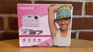 lot 174 image: Fujifilm FinePix Z37 10MP 3x Optical Zoom 2.7 LCD Digital Camera Polka Dot no charger  - Retail $0