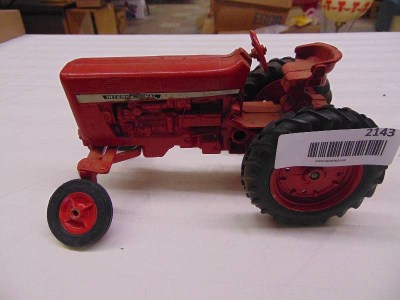 lot 2143 image: International Tractor