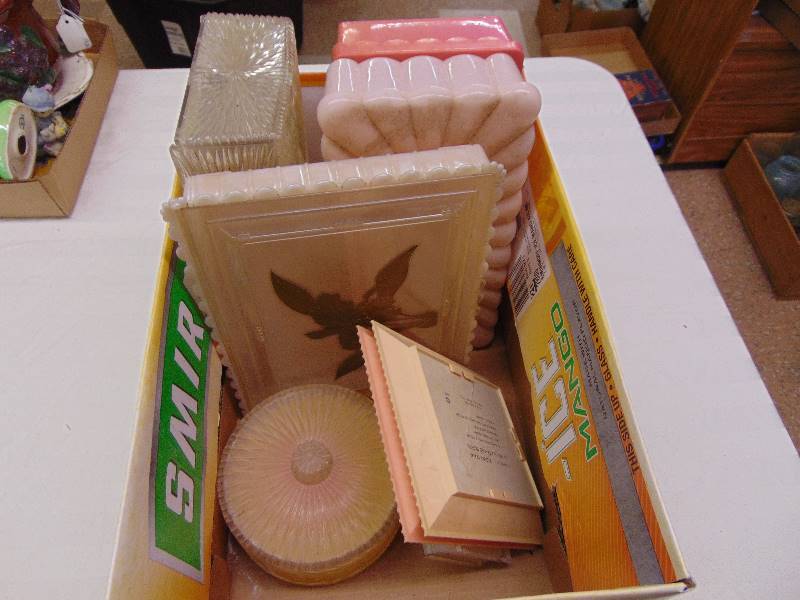 lot 2169 image: Plastic Kleenex Holders, etc.