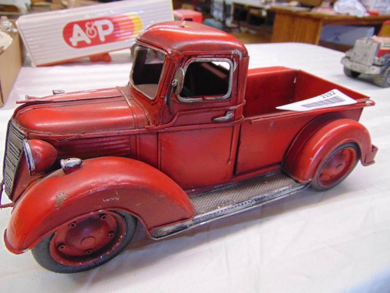 lot 2192 image: International Red Truck