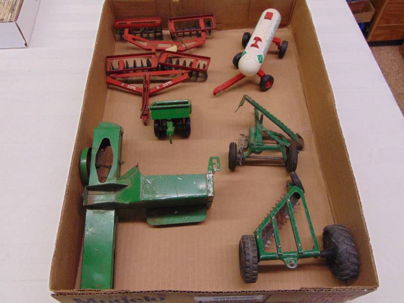 lot 2220 image: John Deere Farm Equipment