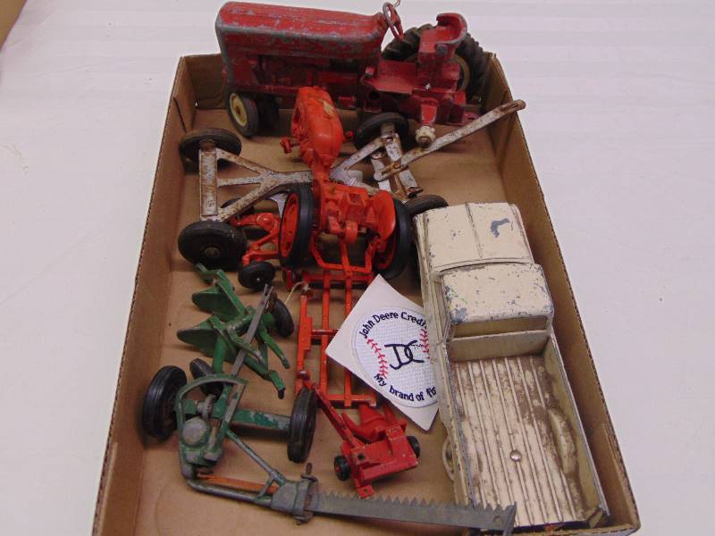 lot 2221 image: John Deere Farm Equipment