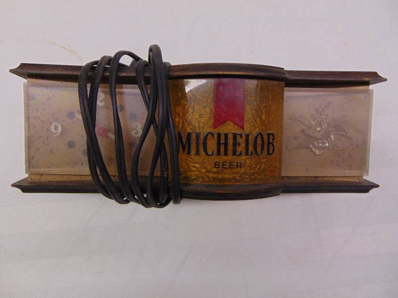 lot 2260 image: Michelob Clock wLight
