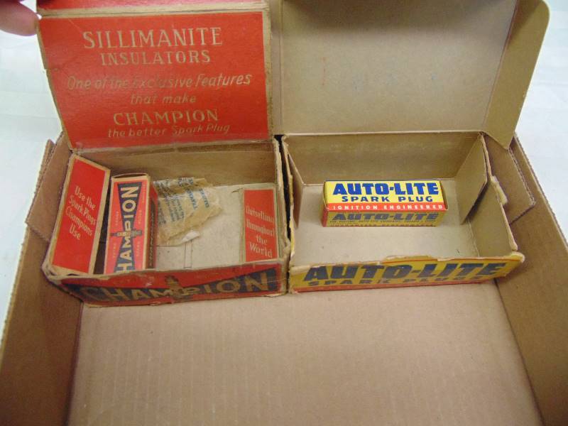 lot 2319 image: Assorted Spark Plugs