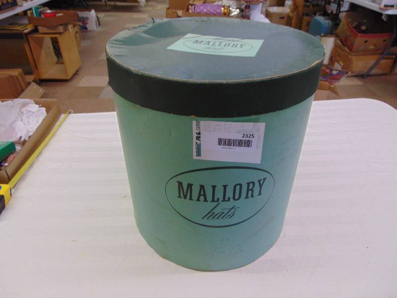 lot 2325 image: Hat Box