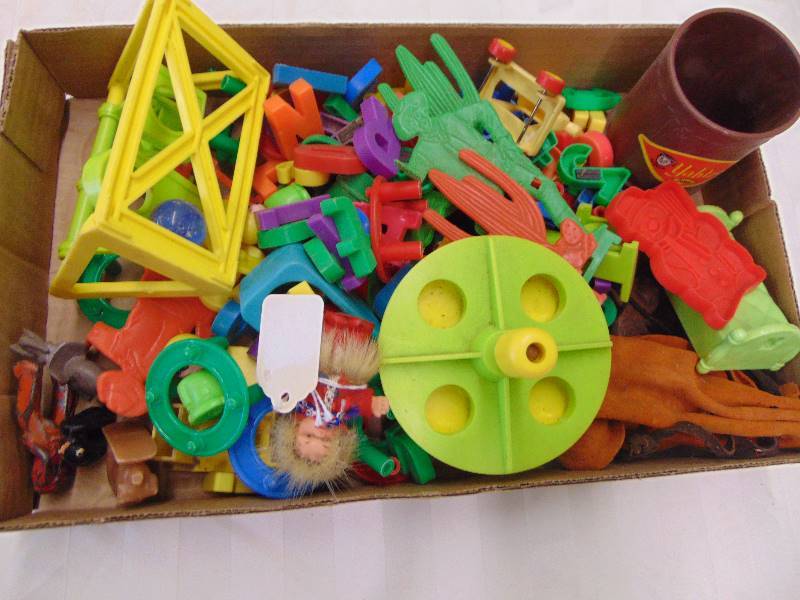 lot 2335 image: Kids Plastic Toys