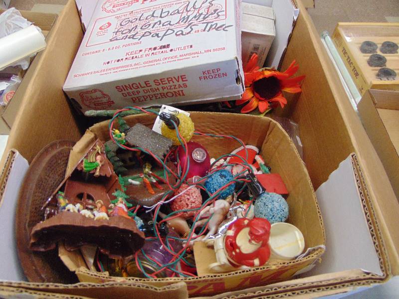 lot 2359 image: Holiday Decor