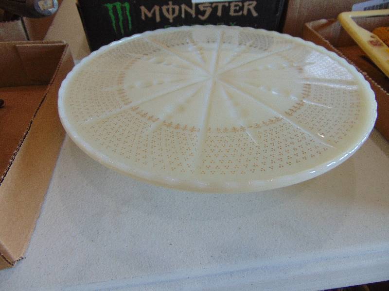 lot 2377 image: Glass Cake Holder