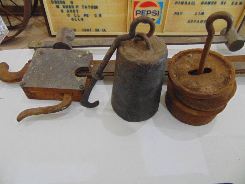 lot 2400 image: McDonald Pittles Scale